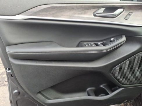 New 2025 Jeep Grand Cherokee L Limited image 9