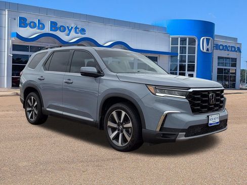 Certified 2025 Honda Pilot Touring image 3