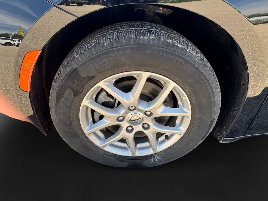 Used 2024 Chrysler Pacifica Touring-L FWD image 14