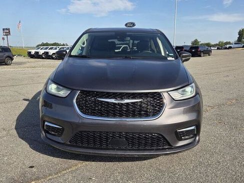 Used 2023 Chrysler Pacifica Touring-L FWD image 2