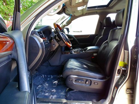 Used 2016 Lexus LX 570 4WD w/ Luxury Package image 19