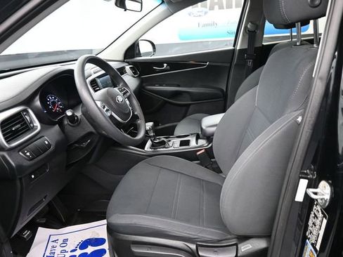 Used 2020 Kia Sorento LX image 12