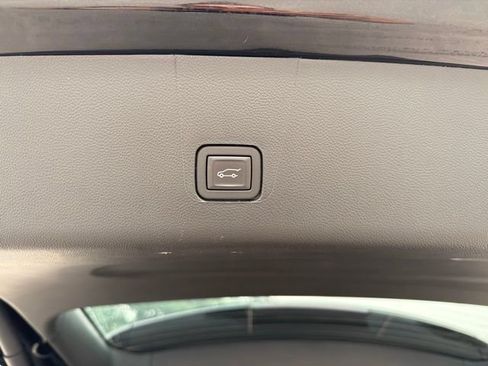 Used 2023 Chevrolet Traverse LT w/ LT Premium Package AWD/4WD image 17