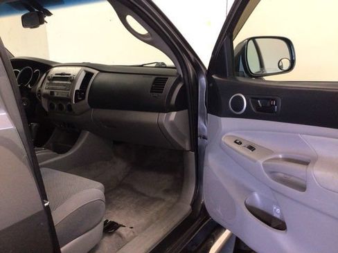 Used 2011 Toyota Tacoma 4x4 Access Cab V6 w/ TRD Sport Pkg image 11
