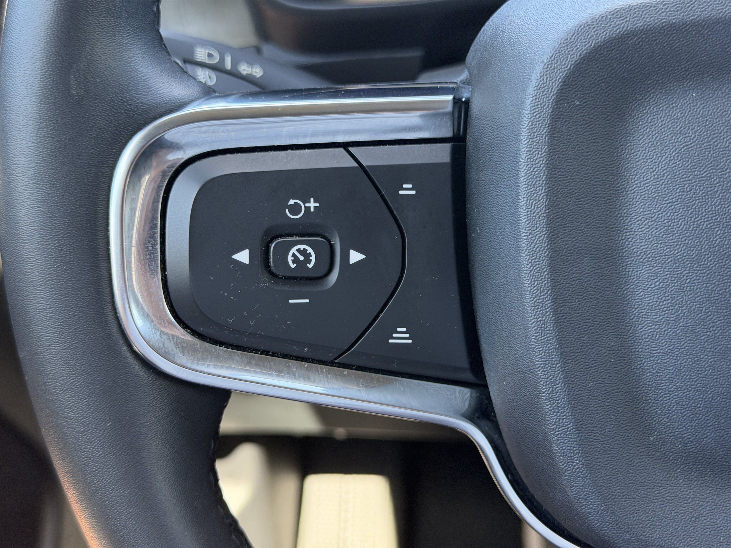 Certified 2024 Volvo XC40 B5 Core AWD/4WD image 28