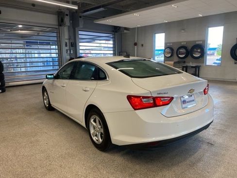 Used 2017 Chevrolet Malibu LS w/ LPO, Convenience Package 1 FWD image 8