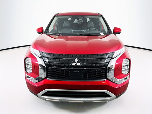 Used 2024 Mitsubishi Outlander SE image 2