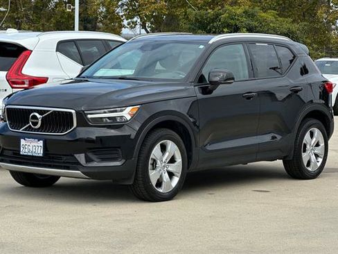 Used 2022 Volvo XC40 T5 Momentum image 7