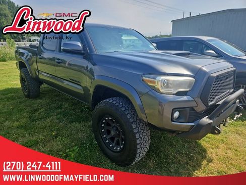 Used 2016 Toyota Tacoma TRD Sport w/ Towing Package AWD/4WD image 2