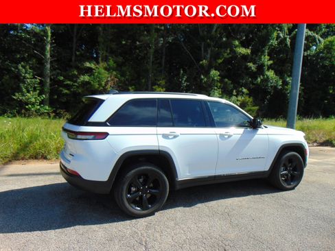 Used 2024 Jeep Grand Cherokee Limited w/ Black Appearance Package AWD/4WD image 12