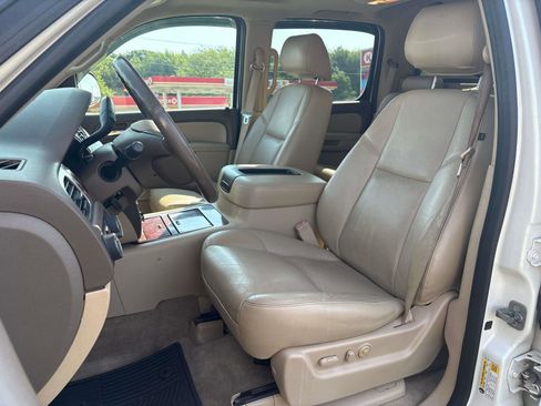 Used 2013 Chevrolet Avalanche LTZ image 9