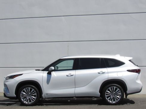 Used 2025 Toyota Highlander Platinum AWD/4WD image 4
