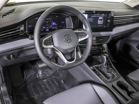 Used 2026 Volkswagen Jetta SE FWD image 3