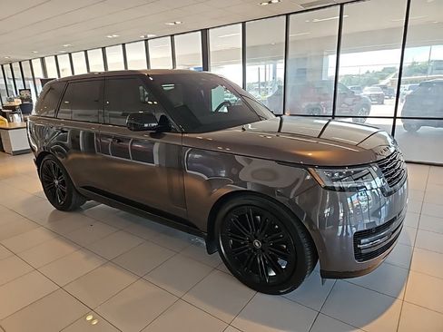 Used 2025 Land Rover Range Rover SE image 5