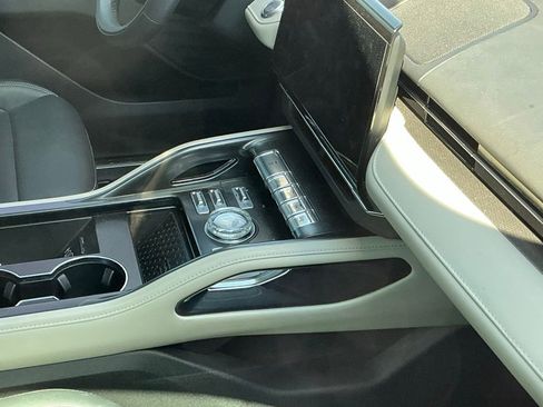 Used 2025 Lincoln Nautilus Premier image 6