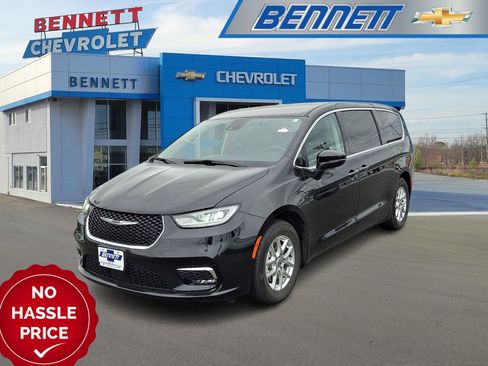 Used 2023 Chrysler Pacifica Touring-L FWD image 1