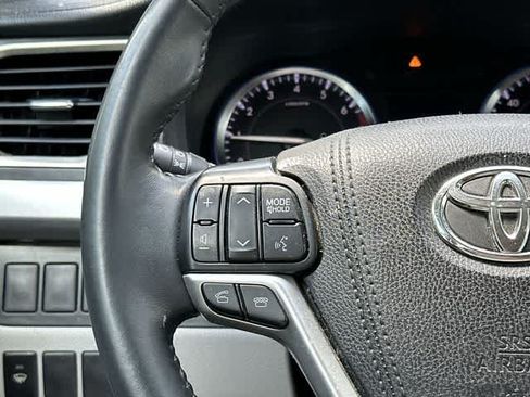 Used 2016 Toyota Highlander Plus AWD/4WD image 8
