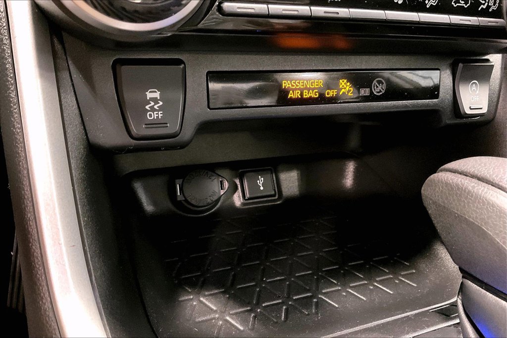 Used 2022 Toyota RAV4 XLE AWD/4WD image 17