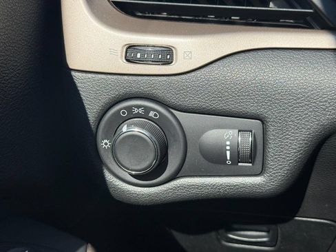 Used 2017 Jeep Cherokee Sport AWD/4WD image 19