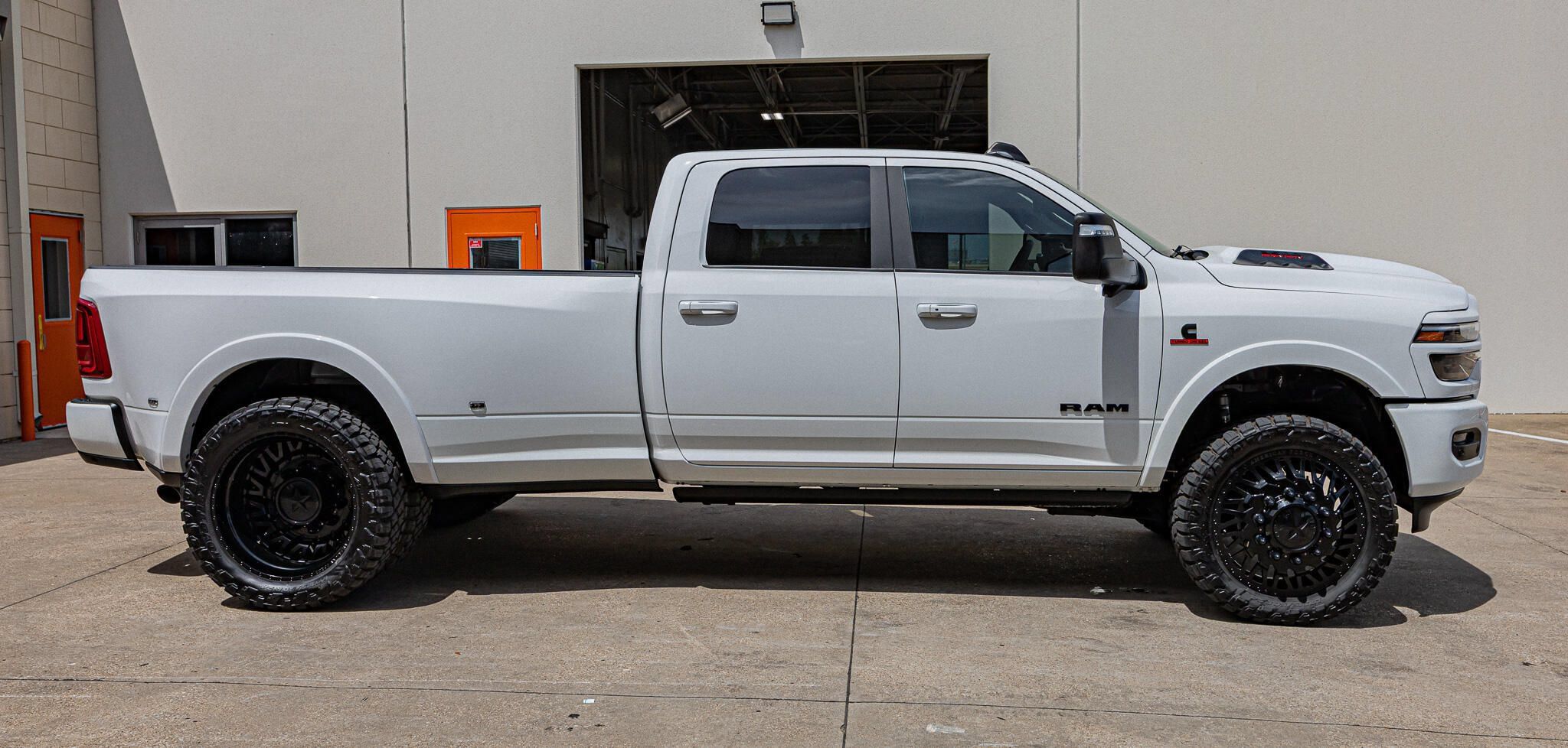 Used 2025 RAM 3500 Limited AWD/4WD image 11