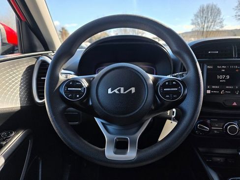 Certified 2025 Kia Soul LX w/ LX Technology Package image 22