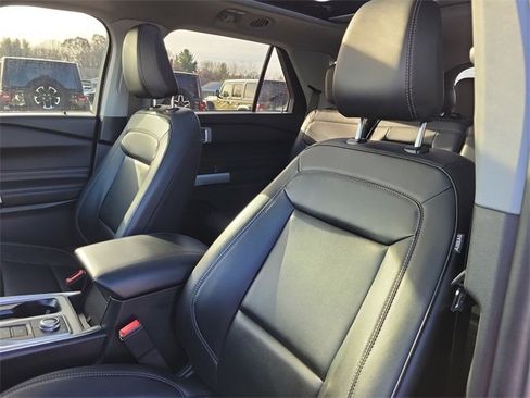 Used 2022 Ford Explorer XLT w/ Equipment Group 202A image 20