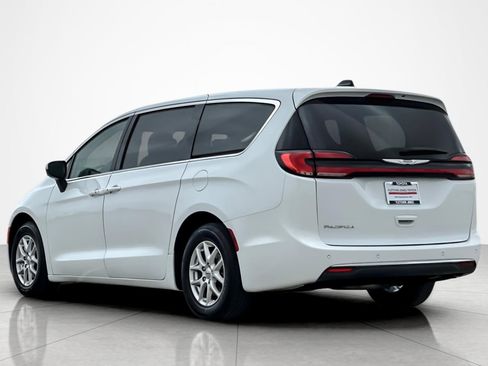 Used 2023 Chrysler Pacifica Touring-L image 3