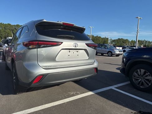 Used 2024 Toyota Highlander XLE image 3