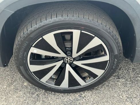 Used 2024 Volkswagen Taos SE FWD image 10