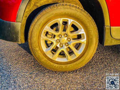 Used 2021 Chevrolet Traverse LT image 11