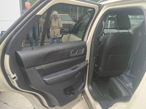 Certified 2018 Ford Explorer XLT w/ Equipment Group 202A FWD image 17