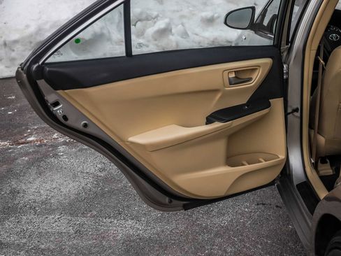 Used 2015 Toyota Camry LE image 19