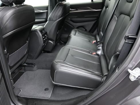 New 2025 Jeep Grand Cherokee Limited w/ Black Appearance Package image 21