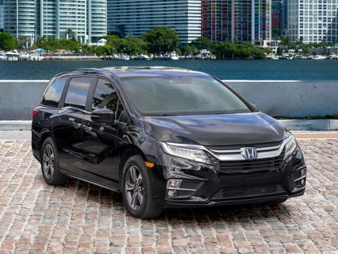 Certified 2018 Honda Odyssey Touring image 3