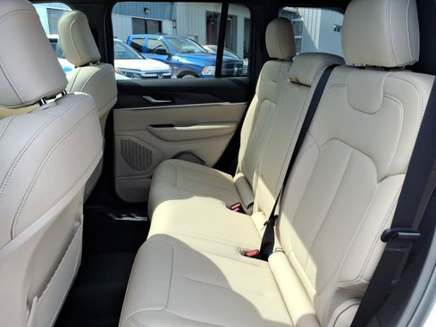 Used 2023 Jeep Grand Cherokee Limited AWD/4WD image 9