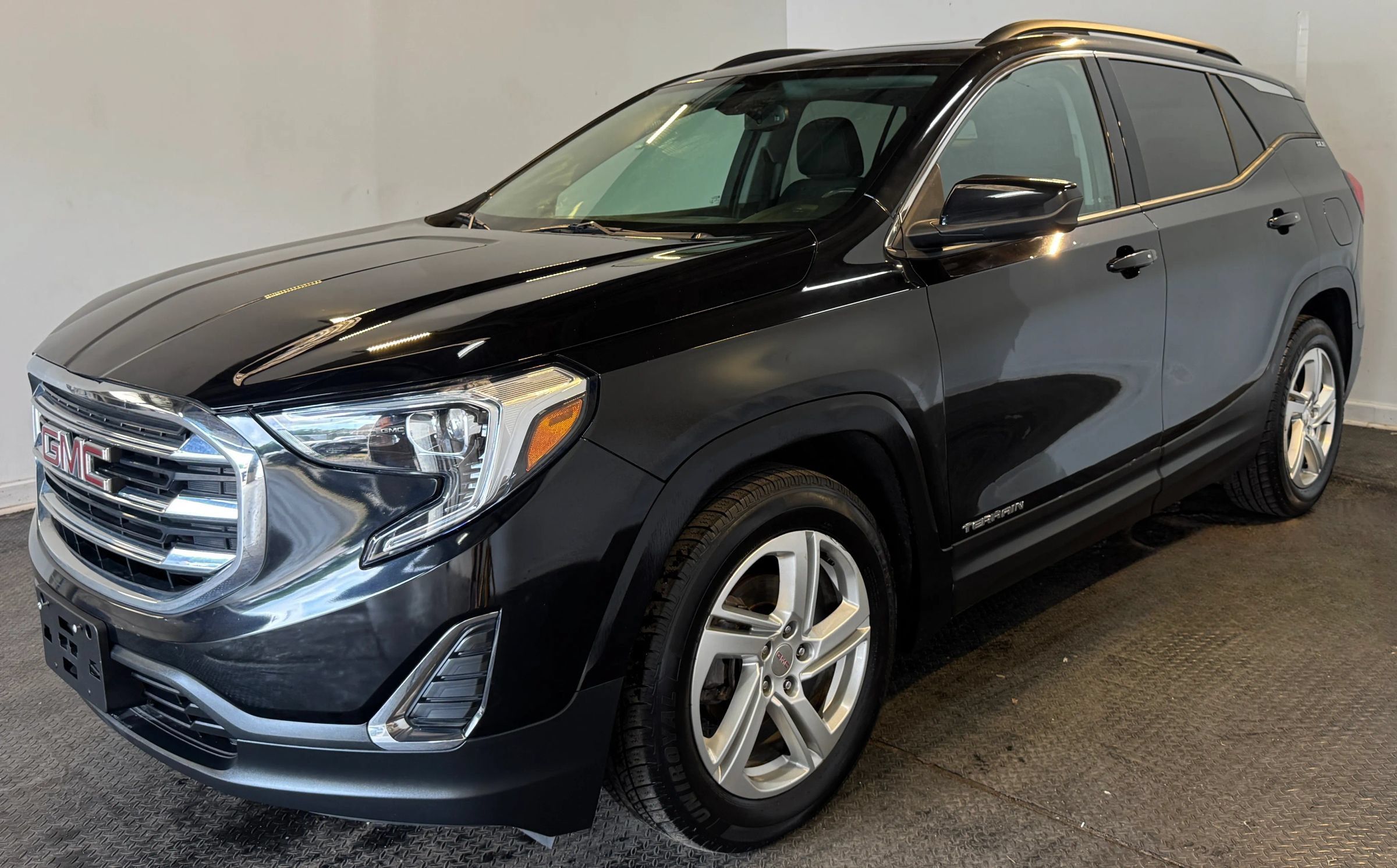 Used 2019 GMC Terrain SLE w/ Driver Convenience Package FWD image 4