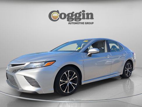 Used 2019 Toyota Camry SE FWD image 1