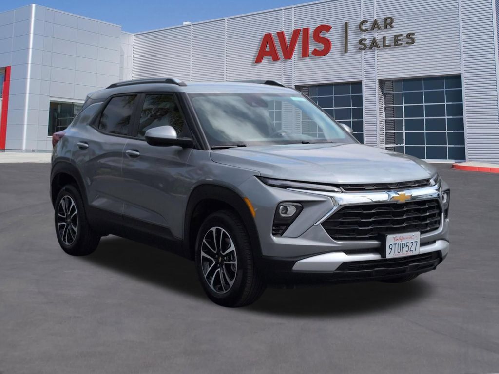 Used 2025 Chevrolet TrailBlazer LT AWD/4WD image 3
