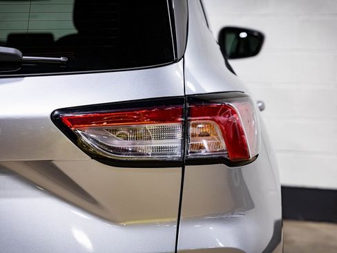 Used 2022 Ford Escape SE w/ Cold Weather Package image 10