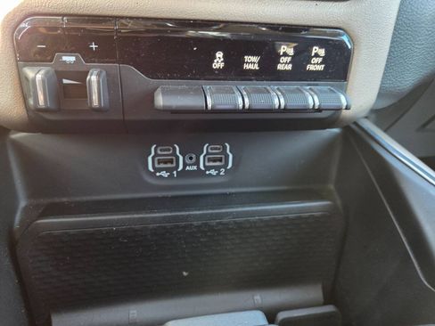 Used 2022 RAM 1500 Laramie AWD/4WD image 11
