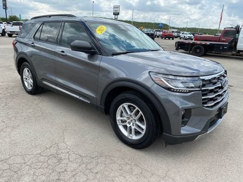 Used 2025 Ford Explorer Active w/ Active Comfort Package RWD image 8