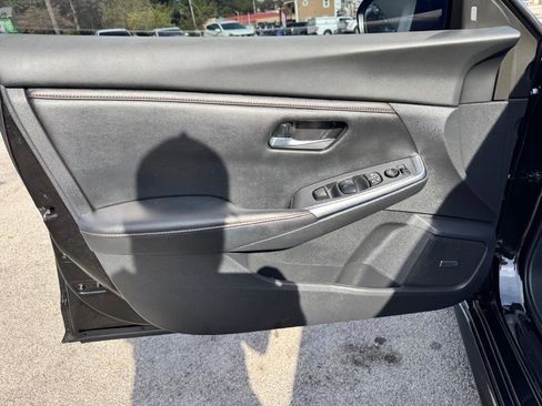 Used 2022 Nissan Sentra SR w/ SR Premium Package image 11