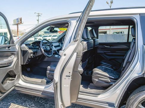 Used 2023 Jeep Grand Cherokee L Laredo AWD/4WD image 9