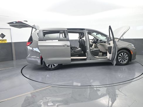 Used 2022 Chrysler Pacifica Touring-L FWD image 76