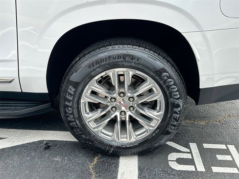 Used 2023 GMC Yukon XL SLT w/ SLT Premium Package image 24