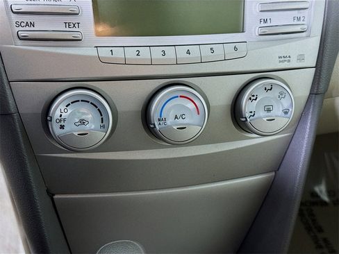 Used 2010 Toyota Camry LE image 6