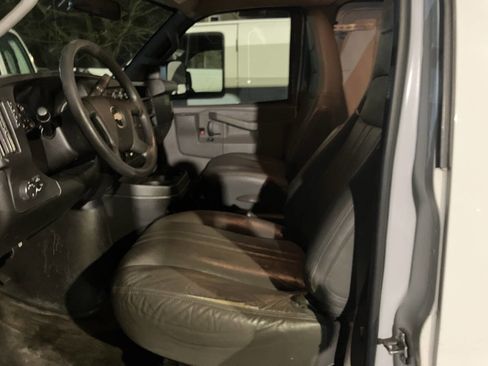 Used 2018 Chevrolet Express 2500 Extended image 3