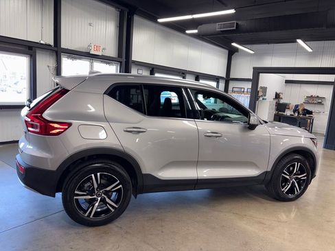 Used 2025 Volvo XC40 B5 Core image 12