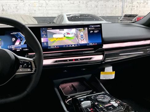 Used 2025 BMW i5 eDrive40i w/ Premium Package image 9