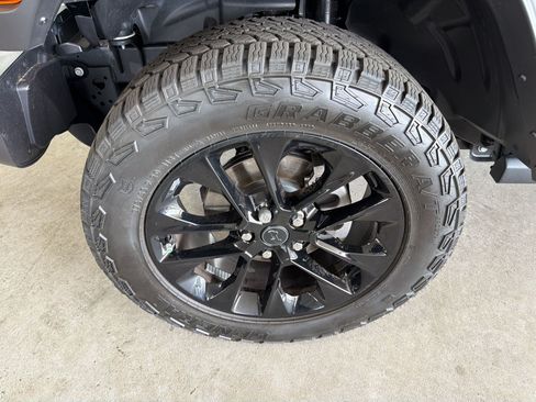 Used 2024 Jeep Gladiator Sport AWD/4WD image 11